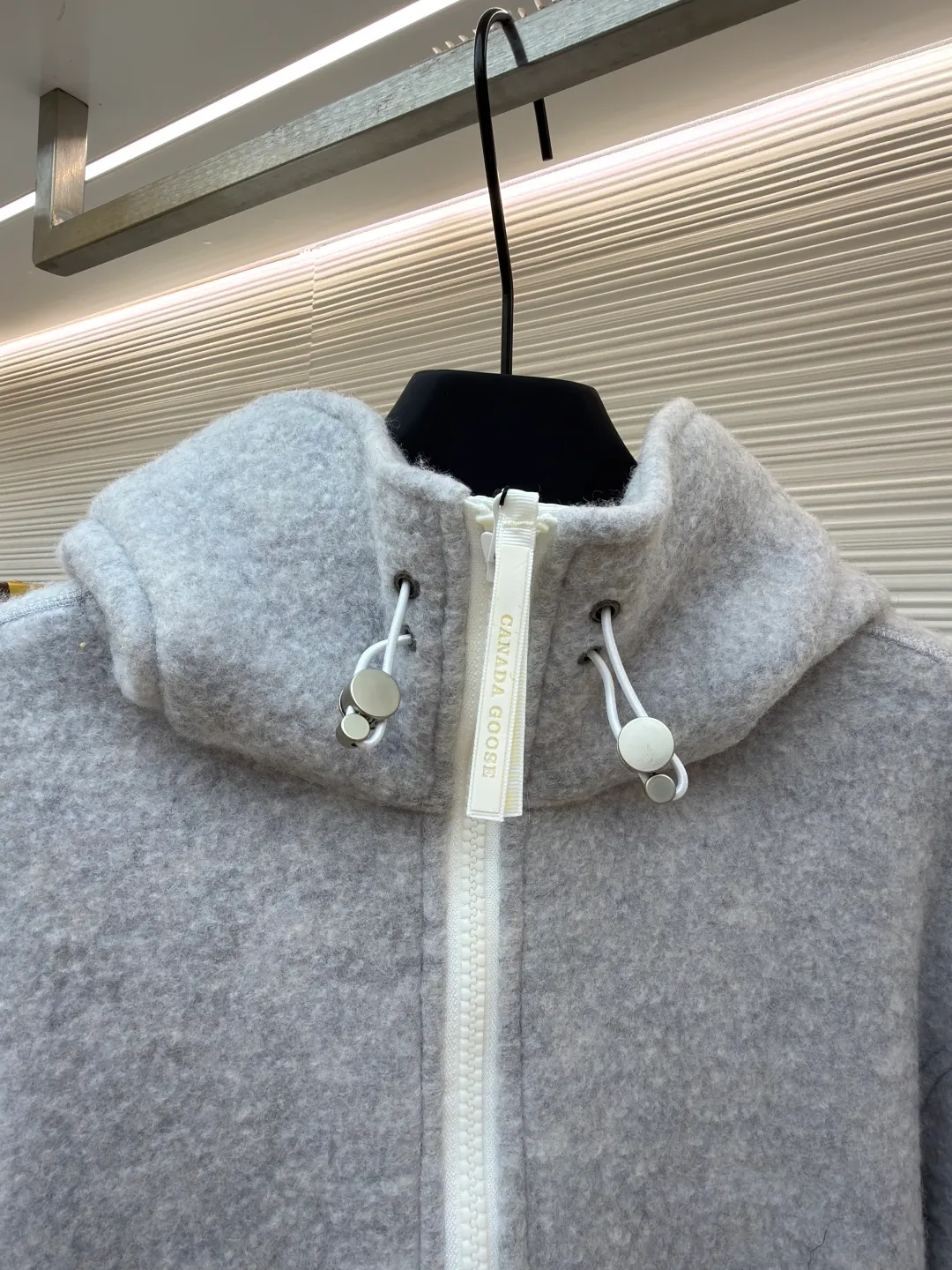 P770 Canada Goose Fleece Badge Hooded Jacket ●Original version: Purchased and developed by 6109 ●Item number: 1682016-C55 ●Fabric: wool fabric ●Technology: Fleece production ●Color: gray ●Type: Fitted version ●Weight: about 1000 grams ●Size: S-M-L-XL ●Description: A wool fleece fabric blended with wool as the main body and a very small amount of spandex and polyester fibers. Wool is a core natural ingredient that provides unparalleled temperature regulation, antibacterial and anti-odor properties and a skin-friendly feel. The feeding of a small amount of spandex gives the fabric a certain degree of four-way elasticity, making it non-restrictive during daily activities. As the basis of fleece's structure, polyester fiber enhances the fabric's durability, wrinkle resistance and quick-drying properties. It contributes to the loft of the fleece and provides functions such as trapping air. The sleeves and hem adopt 2×2 ruffles. Its strong elasticity can closely fit wrists and waists of different thicknesses, forming an effective 'seal' to prevent cold wind from blowing back. It can still maintain its original shape after repeated stretching and use, and is not easy to loose and deform. And the ribbed cuffs can convey a sense of design and enhance the visual beauty. The combination of hood design and elastic buckle improves warmth and windproof performance when worn. The overall wiring is straight and delicate, the fabric is comfortable and soft, and the color is consistent without color difference. It can be matched with the same style to create a fashionable look and control various occasions. Customized accessories, complete with three standards, same style for men and women!